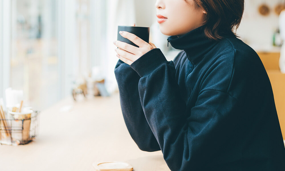 カフェでコーヒーを飲む